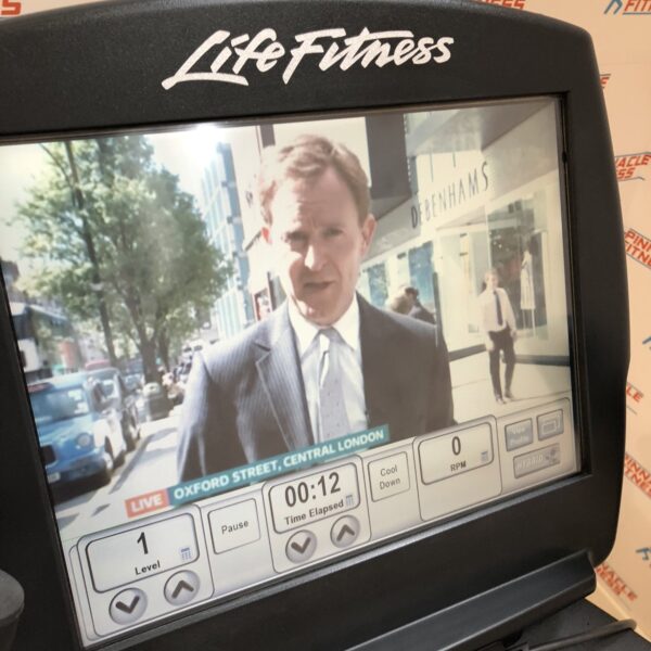Life Fitness 95C Elevation Series Upright Bike with Engage Console - Image 9