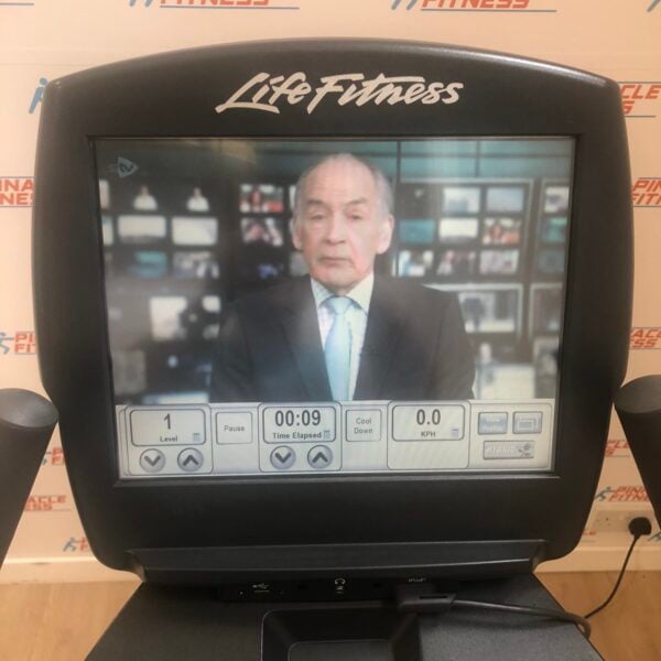 Life Fitness 95C Elevation Series Upright Bike with Engage Console - Image 7