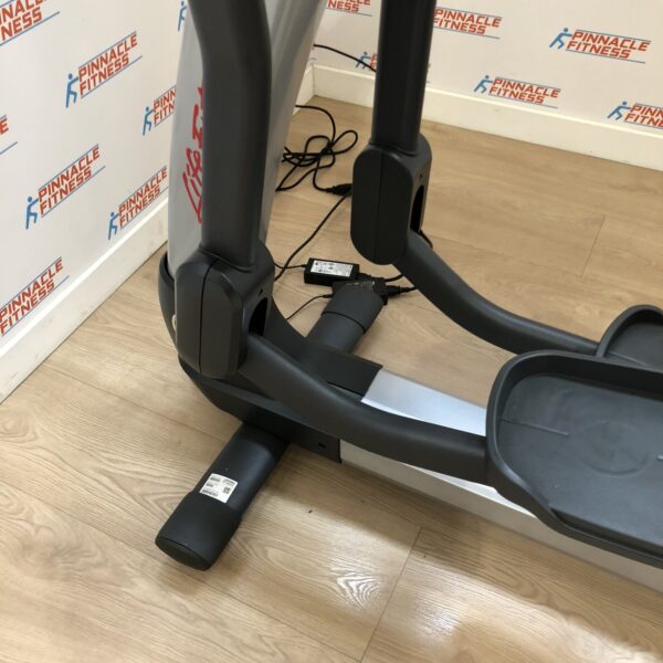 Life Fitness 95C Elevation Series Upright Bike with Engage Console - Image 5