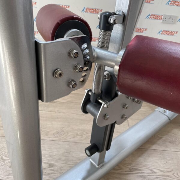 Life Fitness Signature Series Plate Loaded High Row - Image 7