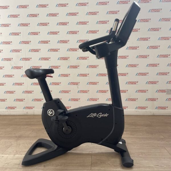 Life Fitness 95C Elevation Series Upright Bike with Discover SE Console Onyx Black - Image 12