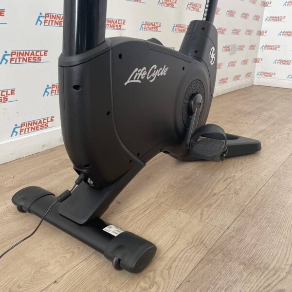 Life Fitness 95C Elevation Series Upright Bike with Discover SE Console Onyx Black - Image 4