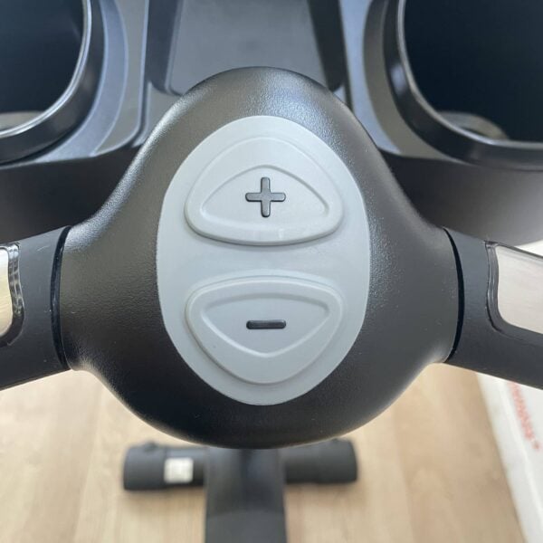 Life Fitness 95C Elevation Series Upright Bike with Discover SE Console Onyx Black - Image 10