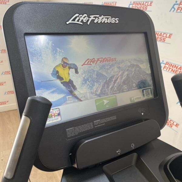 Life Fitness 95C Elevation Series Upright Bike with Discover SE Console Onyx Black - Image 2