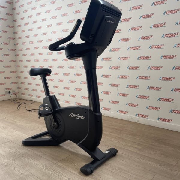 Life Fitness 95C Elevation Series Upright Bike with Discover SE Console Onyx Black - Image 11