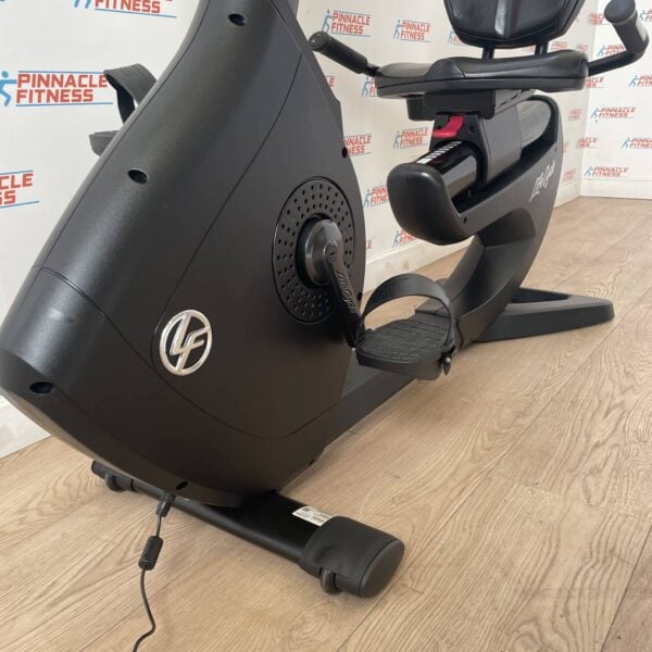 Life Fitness 95R Elevation Series Recumbent Bike with Discover SE Console Onyx Black - Image 4