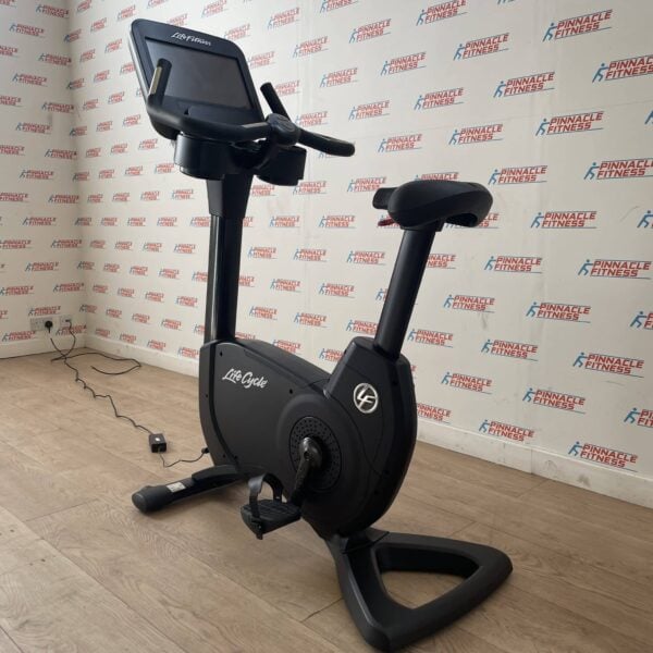 Life Fitness 95C Elevation Series Upright Bike with Discover SE Console Onyx Black - Image 3