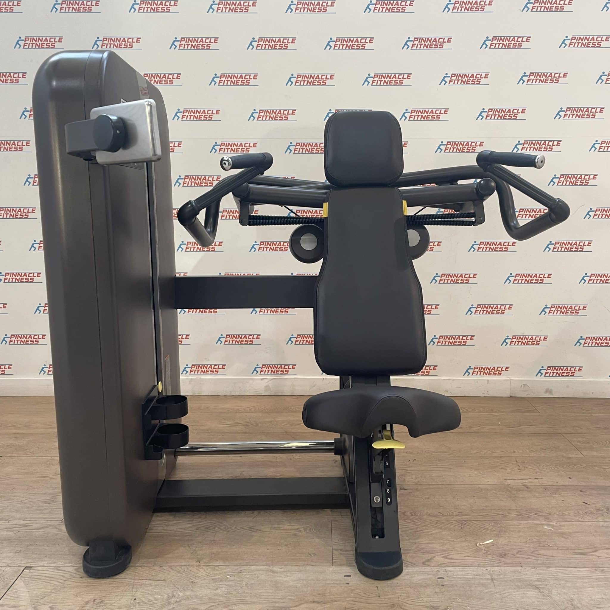 Shoulder press 2025 technogym