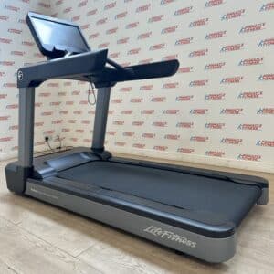 Life Fitness Integrity Series Deluxe Treadmill with Discover SE3HD Console