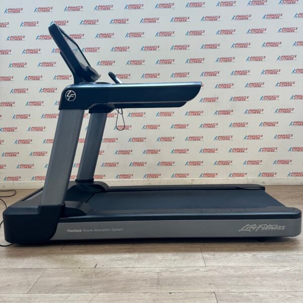 Life Fitness Integrity Series Deluxe Treadmill with Discover SE3HD Console - Image 2