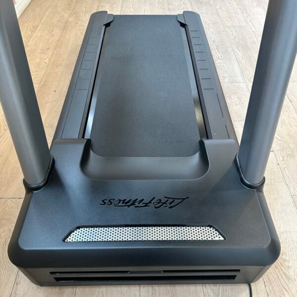 Life Fitness Integrity Series Deluxe Treadmill with Discover SE3HD Console - Image 4