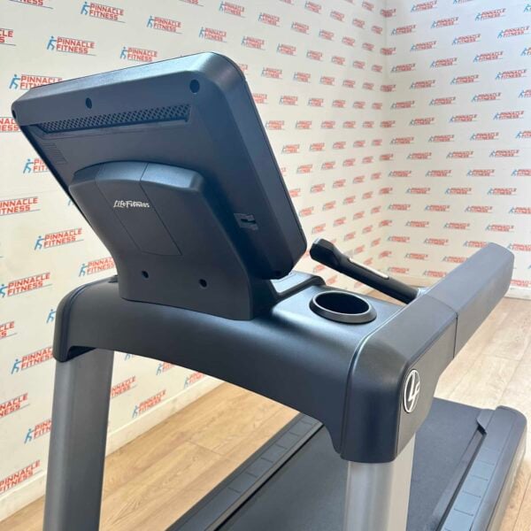 Life Fitness Integrity Series Deluxe Treadmill with Discover SE3HD Console - Image 6