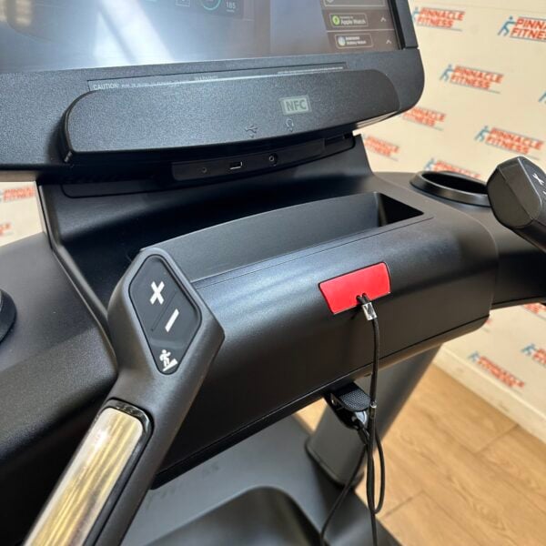 Life Fitness Integrity Series Deluxe Treadmill with Discover SE3HD Console - Image 9