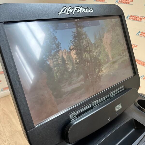 Life Fitness Integrity Series Deluxe Treadmill with Discover SE3HD Console - Image 19
