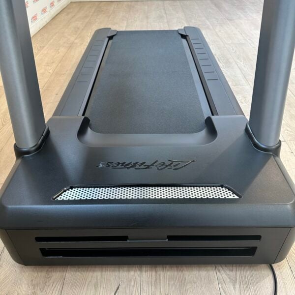 Life Fitness Integrity Series Deluxe Treadmill with Discover SE3HD Console - Image 21