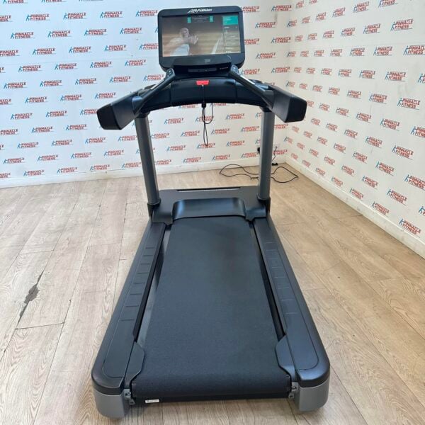 Life Fitness Integrity Series Deluxe Treadmill with Discover SE3HD Console - Image 22