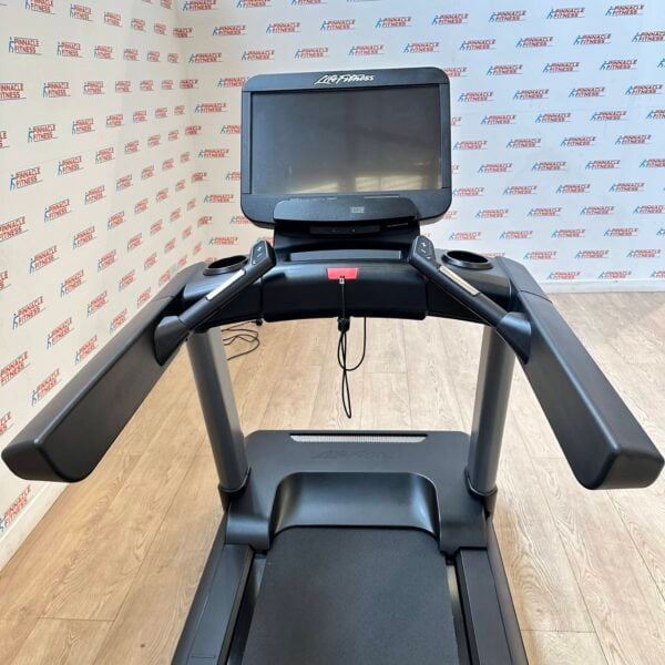 Life Fitness Integrity Series Deluxe Treadmill with Discover SE3HD Console - Image 25