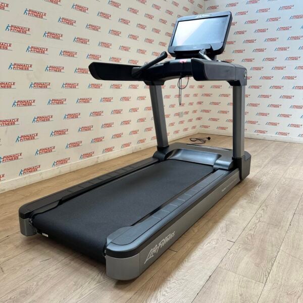 Life Fitness Integrity Series Deluxe Treadmill with Discover SE3HD Console - Image 26