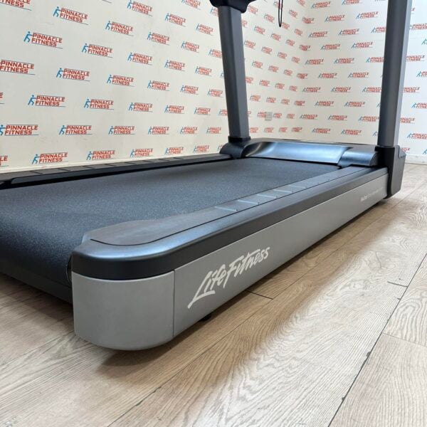 Life Fitness Integrity Series Deluxe Treadmill with Discover SE3HD Console - Image 27