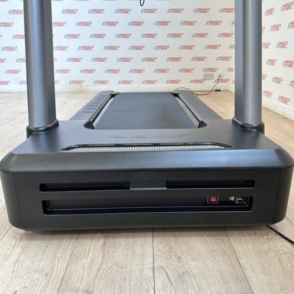 Life Fitness Integrity Series Deluxe Treadmill with Discover SE3HD Console - Image 28