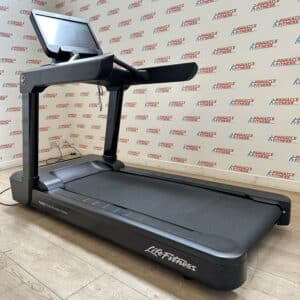 Life Fitness Integrity Series Deluxe Treadmill with Discover SE3HD Console