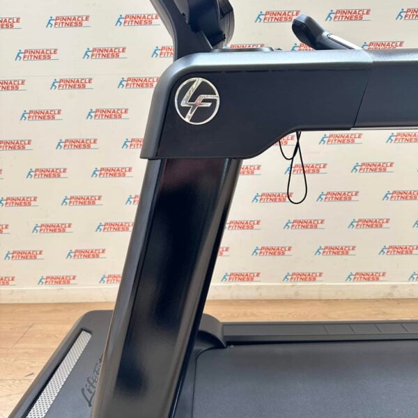 Life Fitness Integrity Series Deluxe Treadmill with Discover SE3HD Console - Image 7