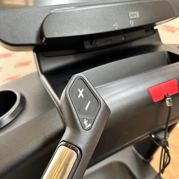 Life Fitness Integrity Series Deluxe Treadmill with Discover SE3HD Console - Image 10
