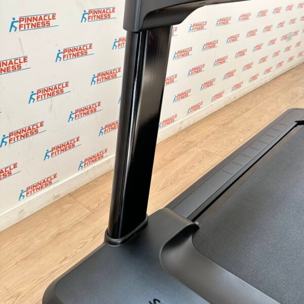 Life Fitness Integrity Series Deluxe Treadmill with Discover SE3HD Console - Image 13