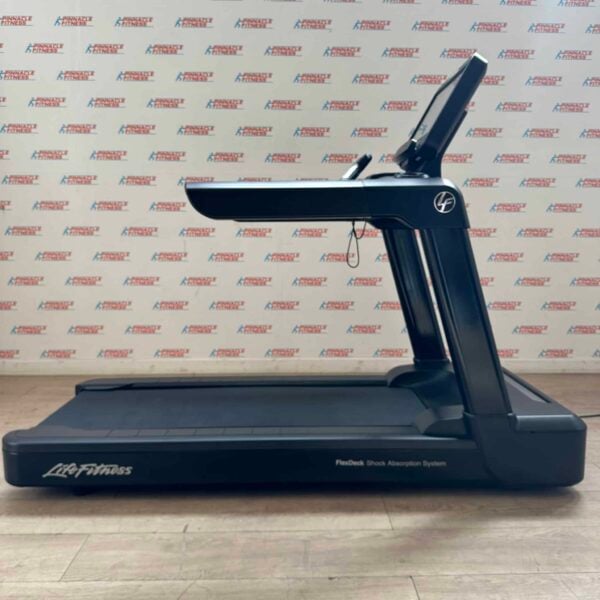 Life Fitness Integrity Series Deluxe Treadmill with Discover SE3HD Console - Image 18