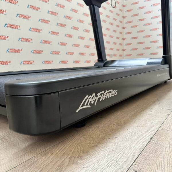 Life Fitness Integrity Series Deluxe Treadmill with Discover SE3HD Console - Image 22