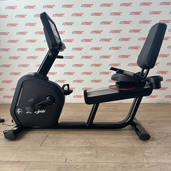 Life Fitness Integrity Series Deluxe Recumbent Bike with Discover SE3 HD Console (Onyx Black) - Image 3