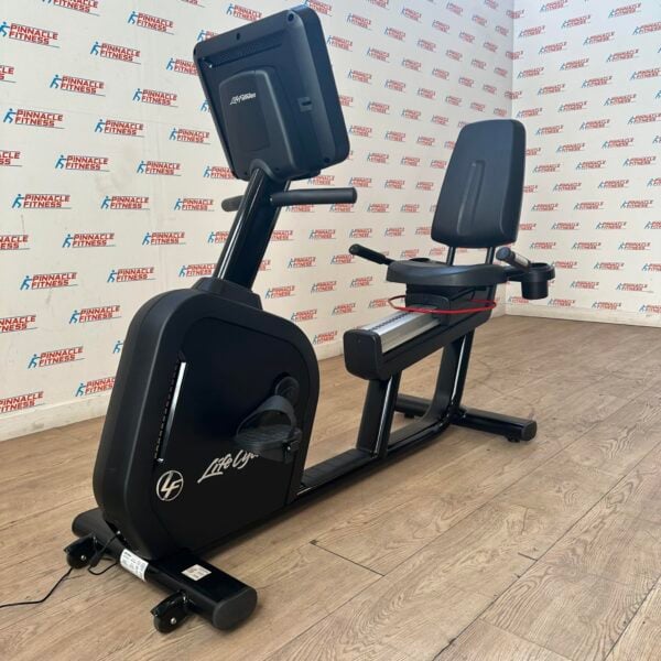 Life Fitness Integrity Series Deluxe Recumbent Bike with Discover SE3 HD Console (Onyx Black) - Image 4