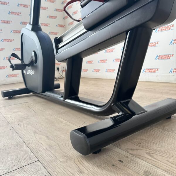 Life Fitness Integrity Series Deluxe Recumbent Bike with Discover SE3 HD Console (Onyx Black) - Image 7