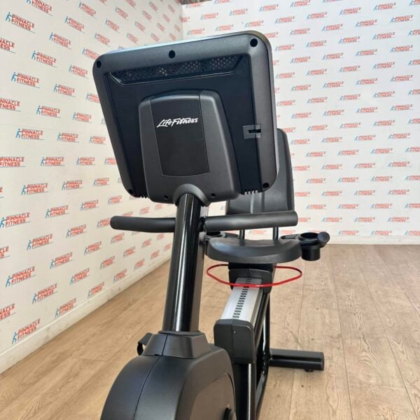 Life Fitness Integrity Series Deluxe Recumbent Bike with Discover SE3 HD Console (Onyx Black) - Image 10