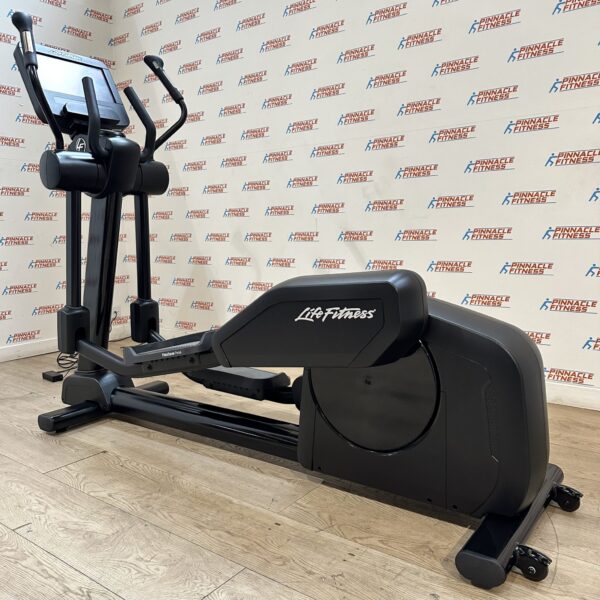 Life Fitness Integrity Series Cross Trainer With Deluxe Base and SE3HD Console