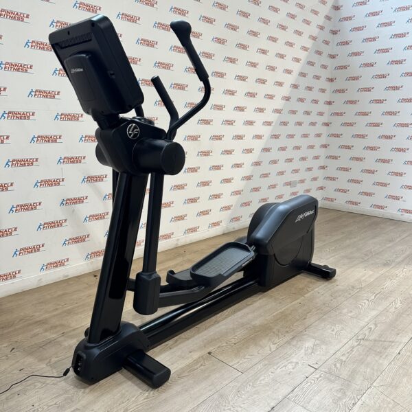 Life Fitness Integrity Series Cross Trainer With Deluxe Base and SE3HD Console - Image 3