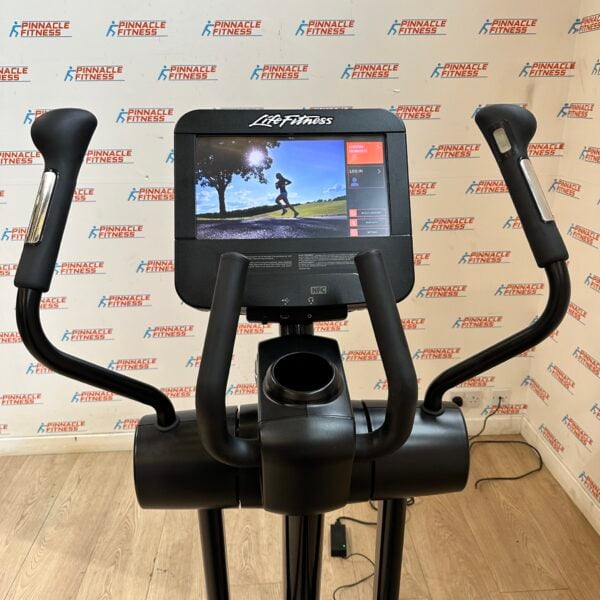 Life Fitness Integrity Series Cross Trainer With Deluxe Base and SE3HD Console - Image 5