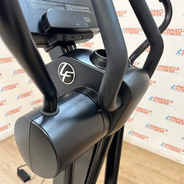 Life Fitness Integrity Series Cross Trainer With Deluxe Base and SE3HD Console - Image 8