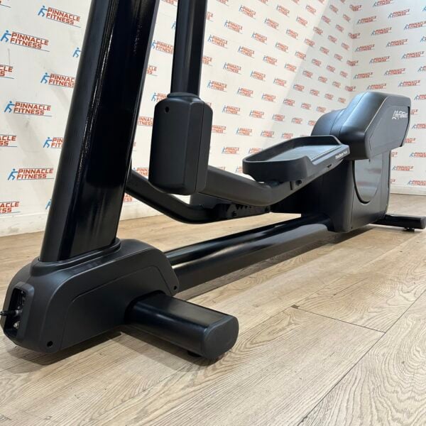 Life Fitness Integrity Series Cross Trainer With Deluxe Base and SE3HD Console - Image 12