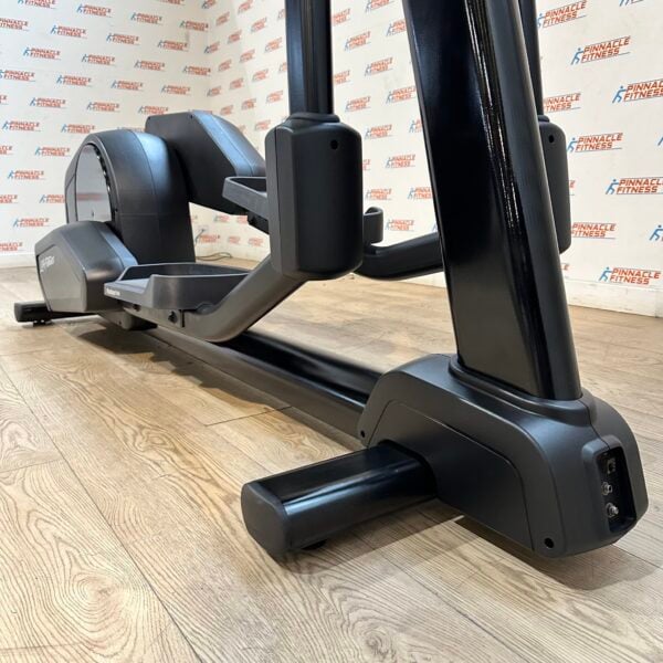 Life Fitness Integrity Series Cross Trainer With Deluxe Base and SE3HD Console - Image 15