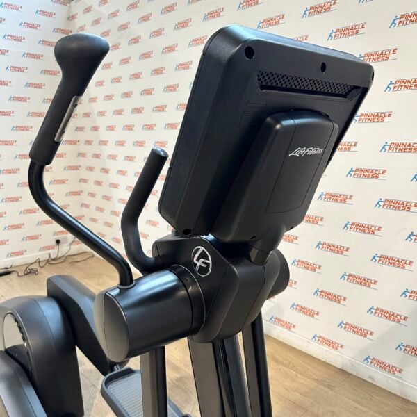 Life Fitness Integrity Series Cross Trainer With Deluxe Base and SE3HD Console - Image 16