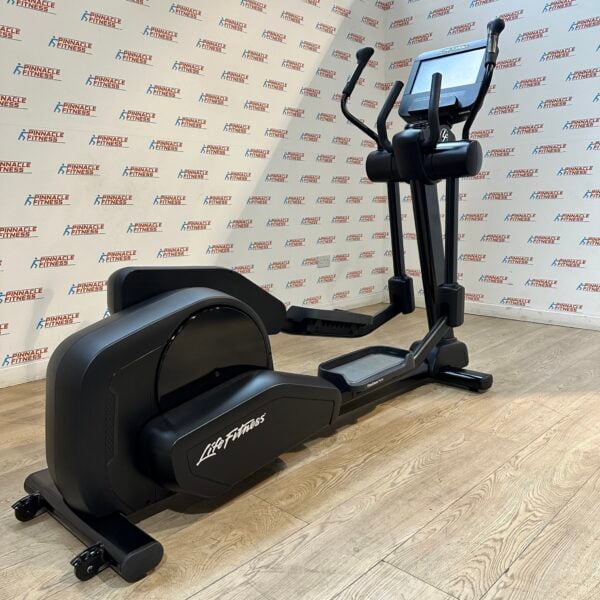 Life Fitness Integrity Series Cross Trainer With Deluxe Base and SE3HD Console - Image 18