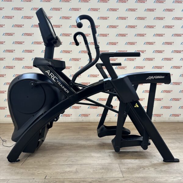 LIFE FITNESS Integrity Series Arc Trainer (Total Body) with Discover SE3HD Console - Image 3