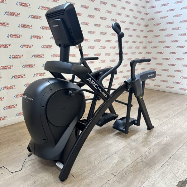 LIFE FITNESS Integrity Series Arc Trainer (Total Body) with Discover SE3HD Console - Image 4