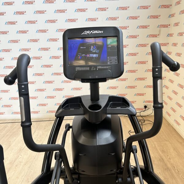 LIFE FITNESS Integrity Series Arc Trainer (Total Body) with Discover SE3HD Console - Image 7