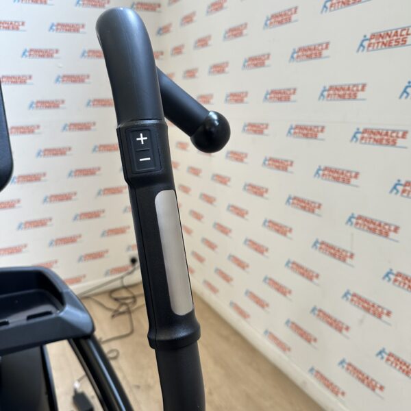 LIFE FITNESS Integrity Series Arc Trainer (Total Body) with Discover SE3HD Console - Image 10