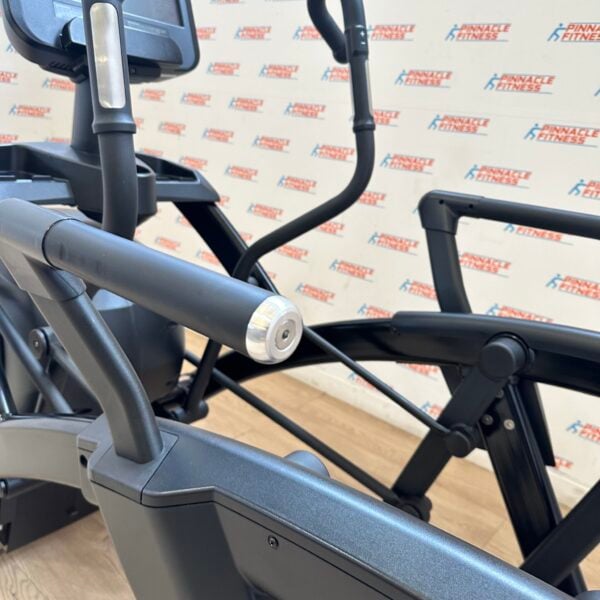 LIFE FITNESS Integrity Series Arc Trainer (Total Body) with Discover SE3HD Console - Image 11