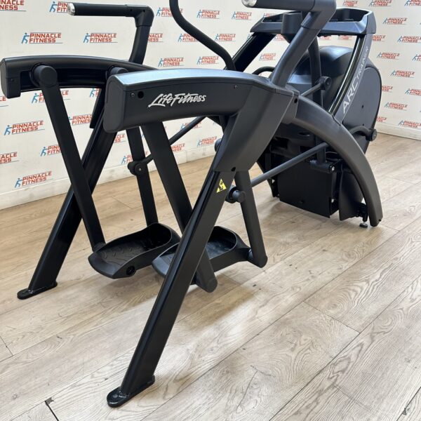 LIFE FITNESS Integrity Series Arc Trainer (Total Body) with Discover SE3HD Console - Image 15