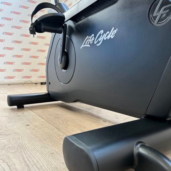 Life Fitness Integrity Series Upright Bike with Discover SE3 HD Console (Satin Black Edition) - Image 16
