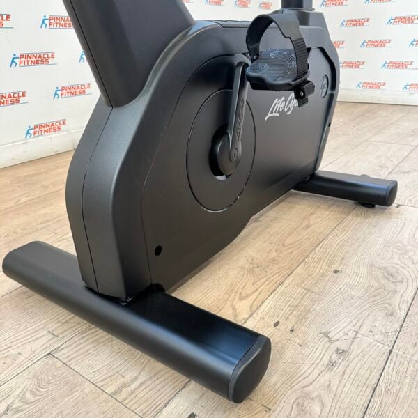 Life Fitness Integrity Series Upright Bike with Discover SE3 HD Console (Satin Black Edition) - Image 17